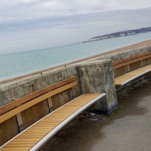 curved bench - benchmark street furniture